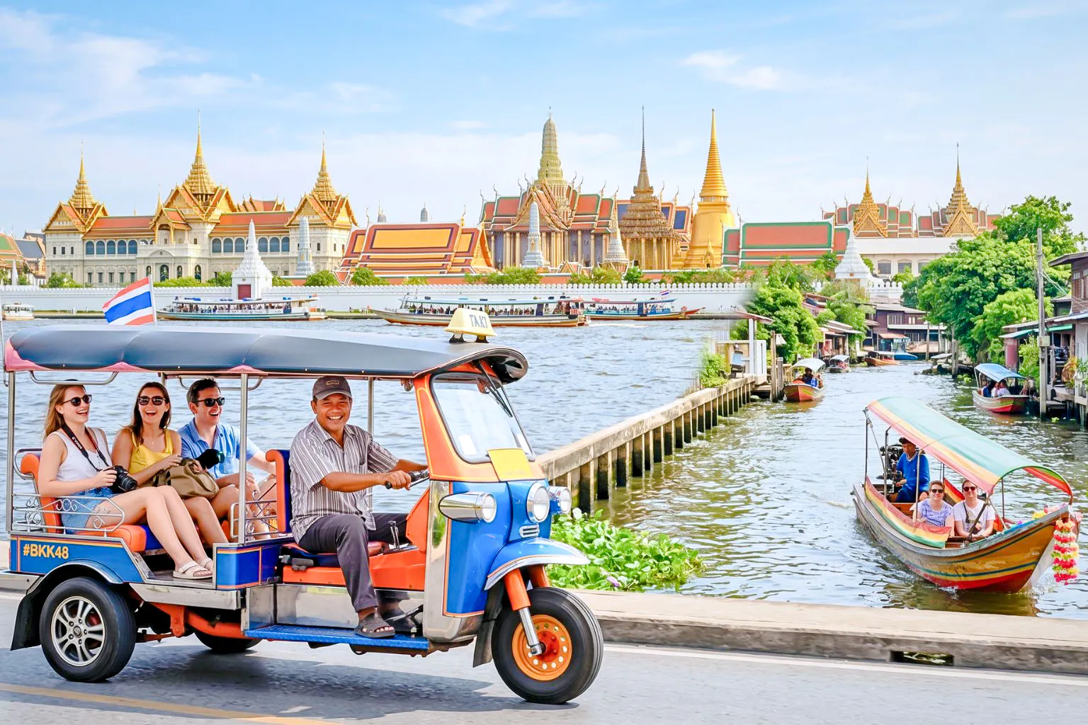 tuk-tuk-tur i bangkok med utleie av thailandske drakter og fotostopp ved wat arun-1