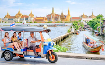 tuk-tuk-tur i bangkok med utleie av thailandske drakter og fotostopp ved wat arun-1