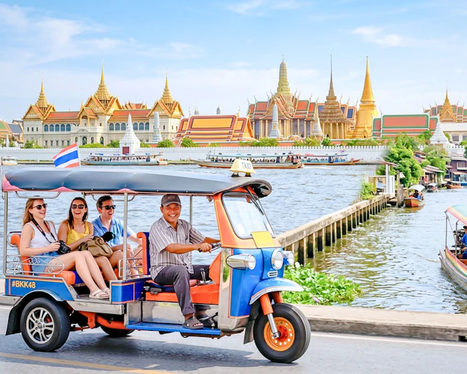 Bangkok Tuk-Tuk Tour with Thai Costume Rental and Wat Arun Photo Stop