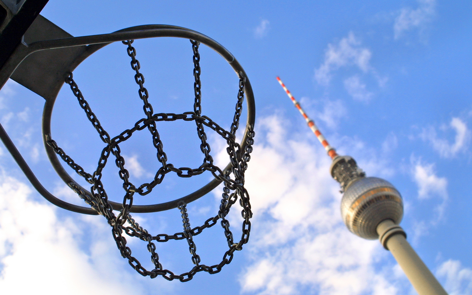 Basketballkorb mit dem Berliner Fernsehturm im Hintergrund
