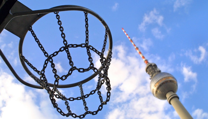 Basketballkorb mit dem Berliner Fernsehturm im Hintergrund
