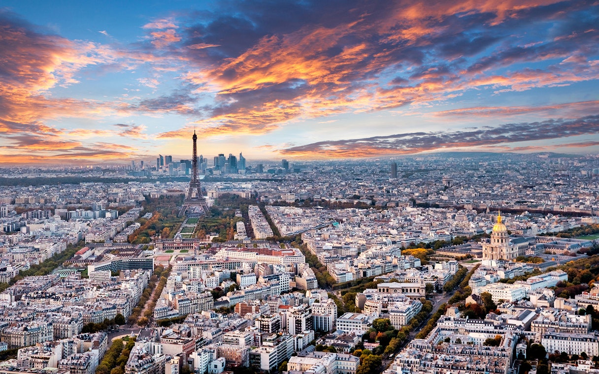 Aerial view of Paris skyline from Montparnasse Tower, featuring Eiffel Tower and Les Invalides.