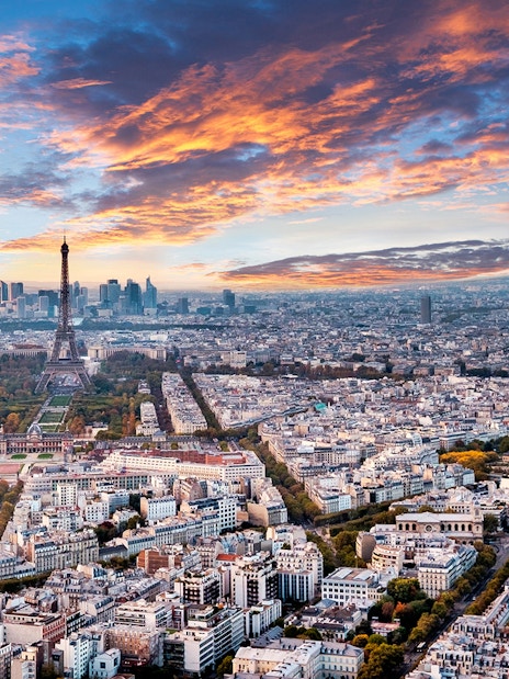 Aerial view of Paris skyline from Montparnasse Tower, featuring Eiffel Tower and Les Invalides.