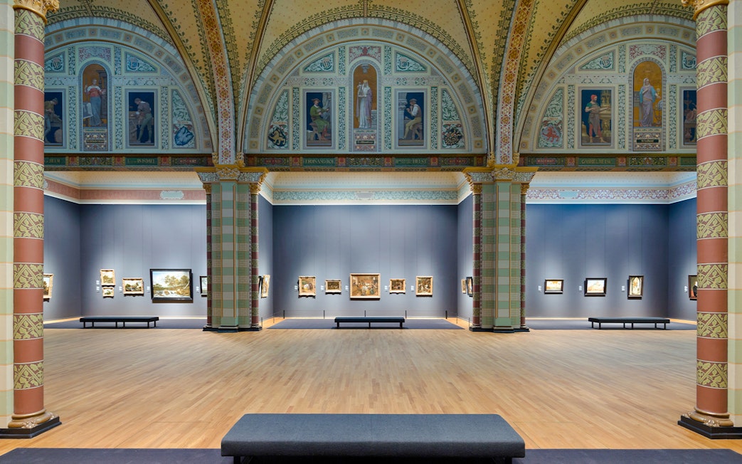 Gallery of Honor at Rijksmuseum featuring classic paintings and ornate architecture.