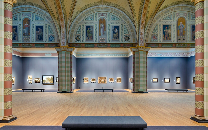 Gallery of Honor at Rijksmuseum featuring classic paintings and ornate architecture.