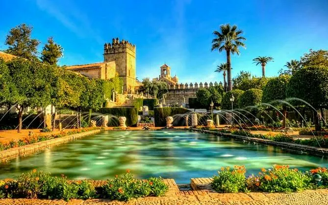 Córdoba Alcázar gardens with fountains and historic architecture, part of the Córdoba Treasure Hunt game.