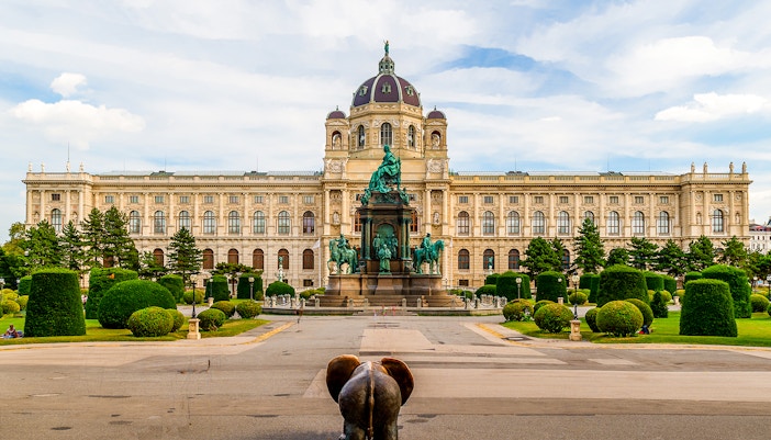 Kunsthistorisches Museum Vienna exterior with grand entrance and ornate architecture.