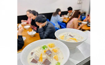Bowls of Vietnamese dessert soup served at a local eatery during Da Nang street food tour.