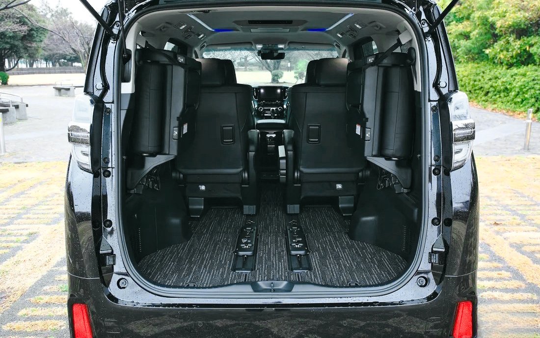 Van interior for transport between Universal Studios Japan and Osaka.