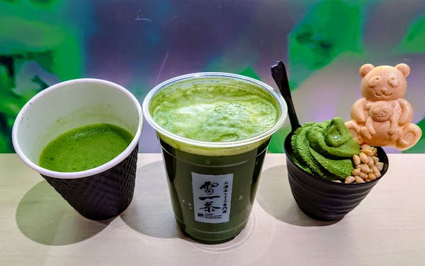 Matcha drinks and dessert with bear-shaped cookie on Tokyo bus tour.