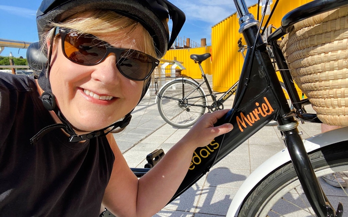 Guest smiling with a bike on the Glasgow Highlights Bike Tour.