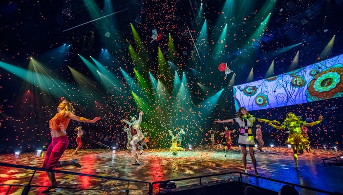 Artistes sur scène avec des confettis