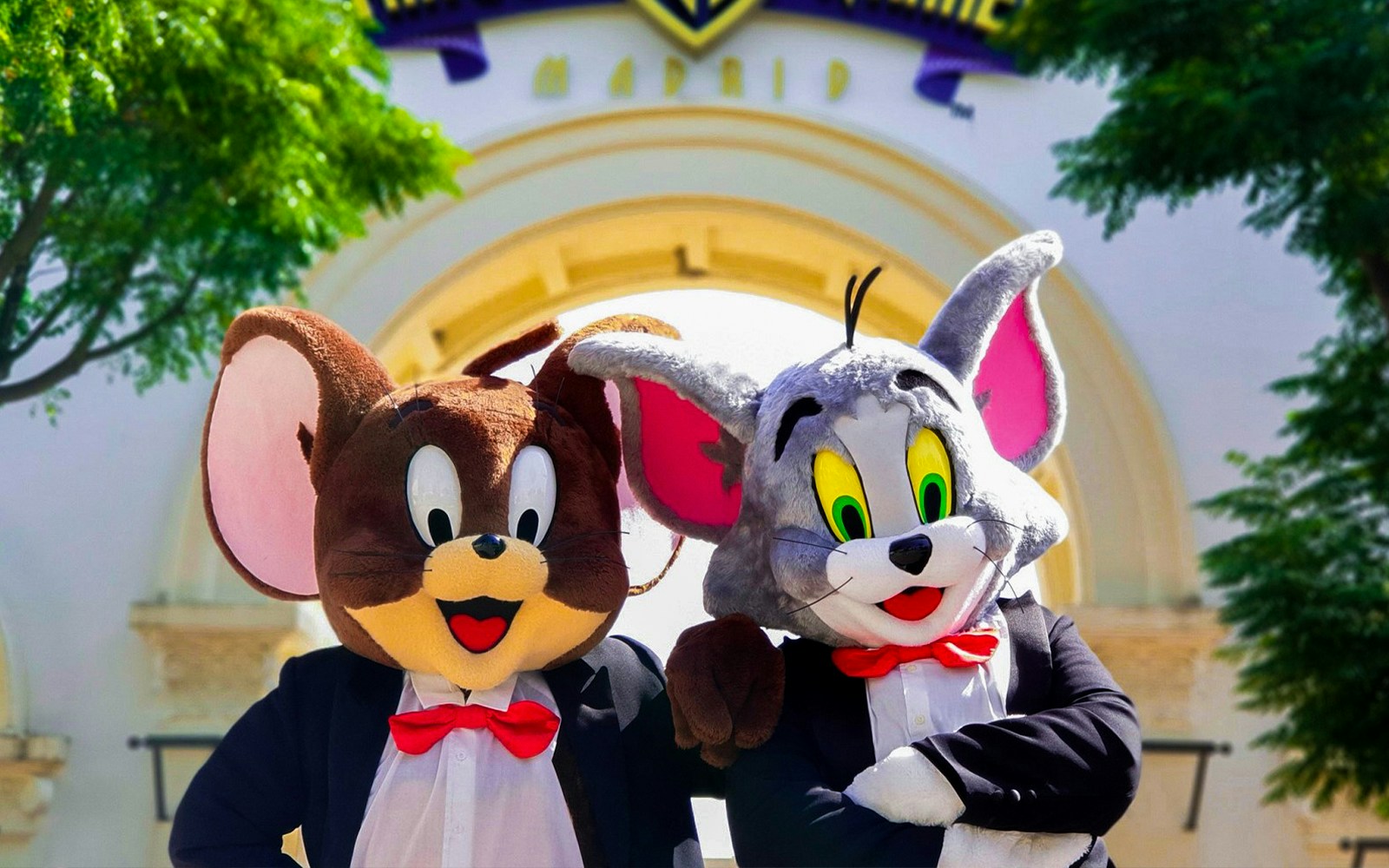 Tom and Jerry characters entertaining visitors at Parque Warner, Madrid.