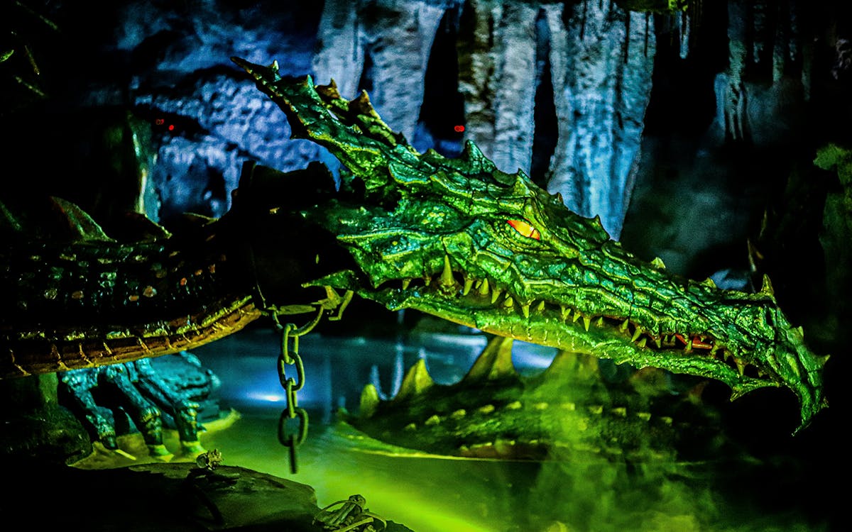 La Tanière du Dragon - Disneyland Paris - Sleepig beauty castle dragon