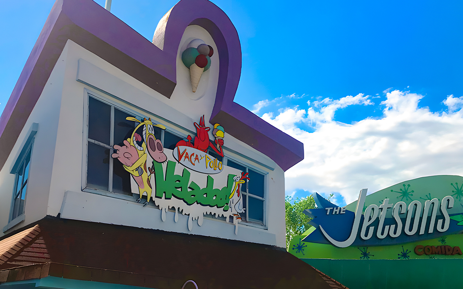 Vaca y Pollo Helados shop at Parque Warner Madrid with cartoon characters on the sign.