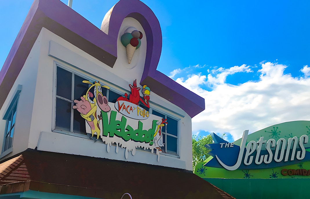 Vaca y Pollo Helados shop at Parque Warner Madrid with cartoon characters on the sign.