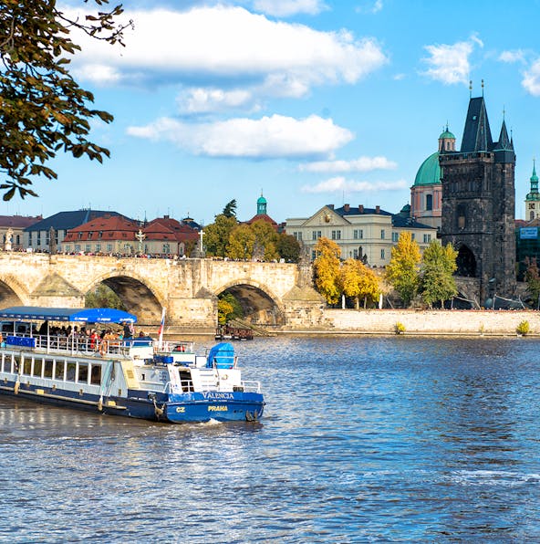 A guide to cruises on the Vlatva River in Prague