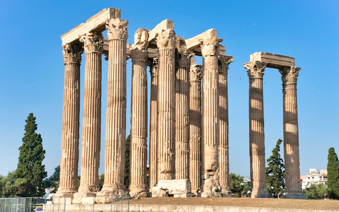 Temple of Olympian Zeus ruins in Athens under clear blue sky.