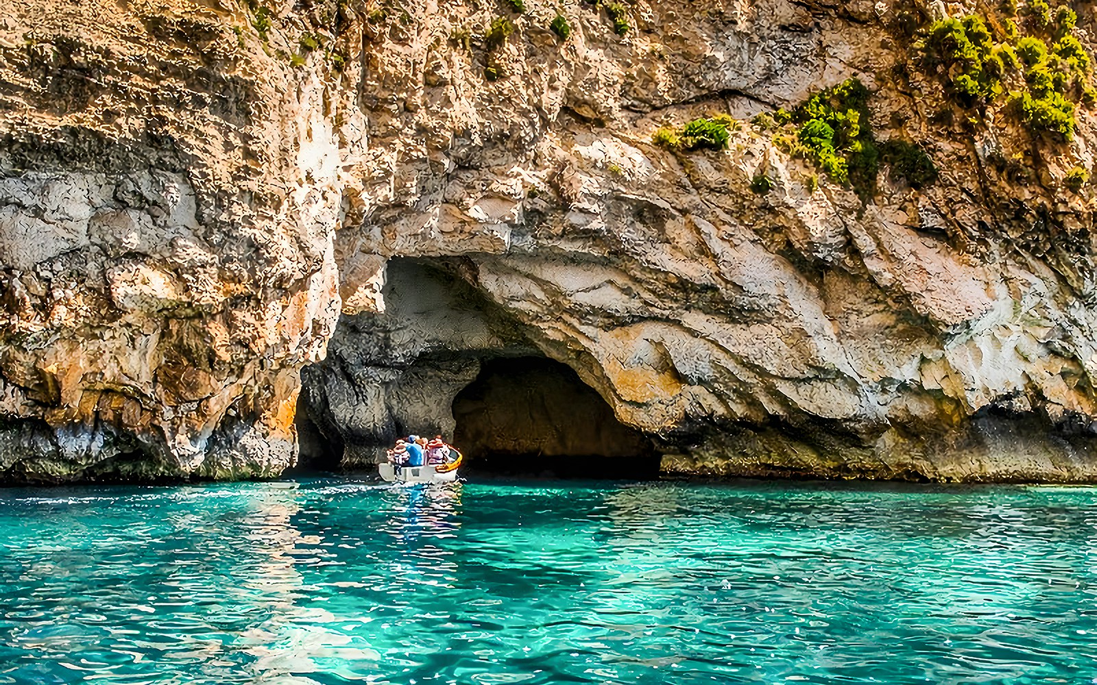 Boat entering the blue grotto