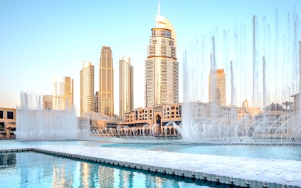 Wiele wejść przez centrum handlowe Dubai Mall