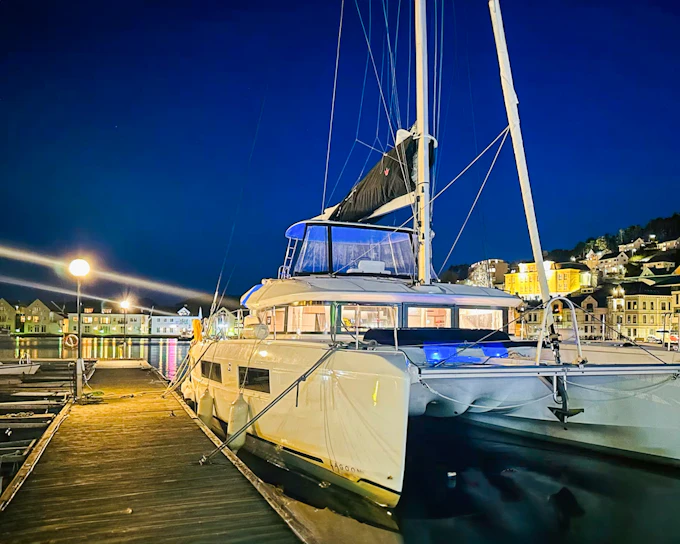 3-Hour Northern Lights Guided Tour on a Luxury Catamaran