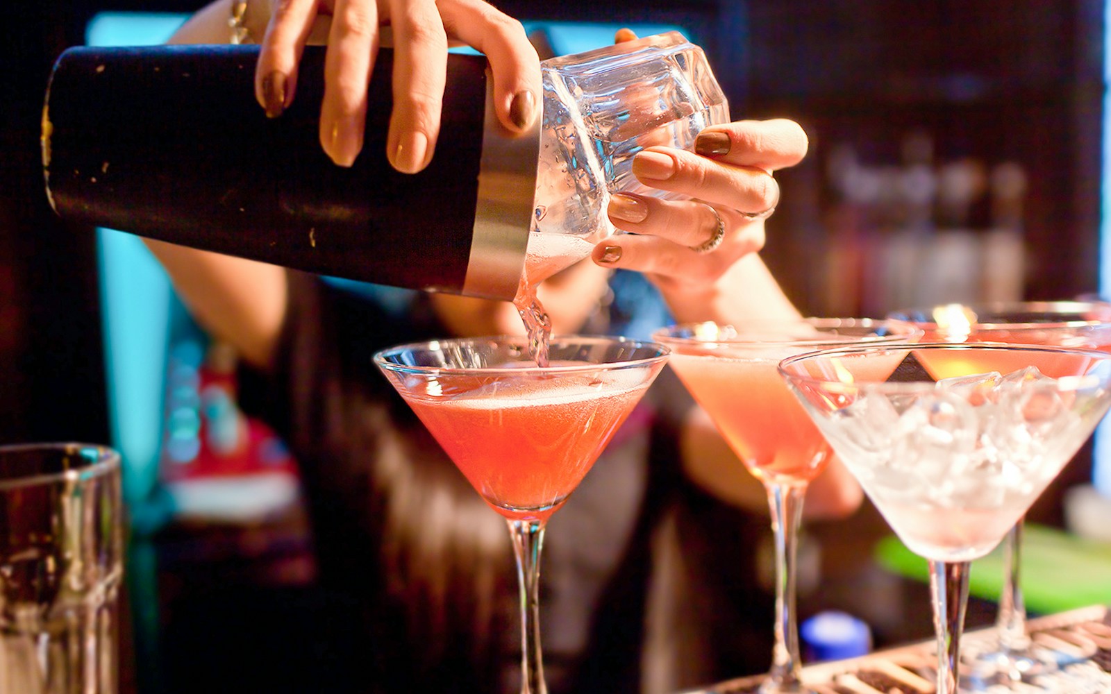Pouring cocktails on Evening Panorama Cruise Frankfurt.