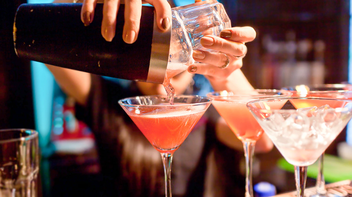 Pouring cocktails on Evening Panorama Cruise Frankfurt.