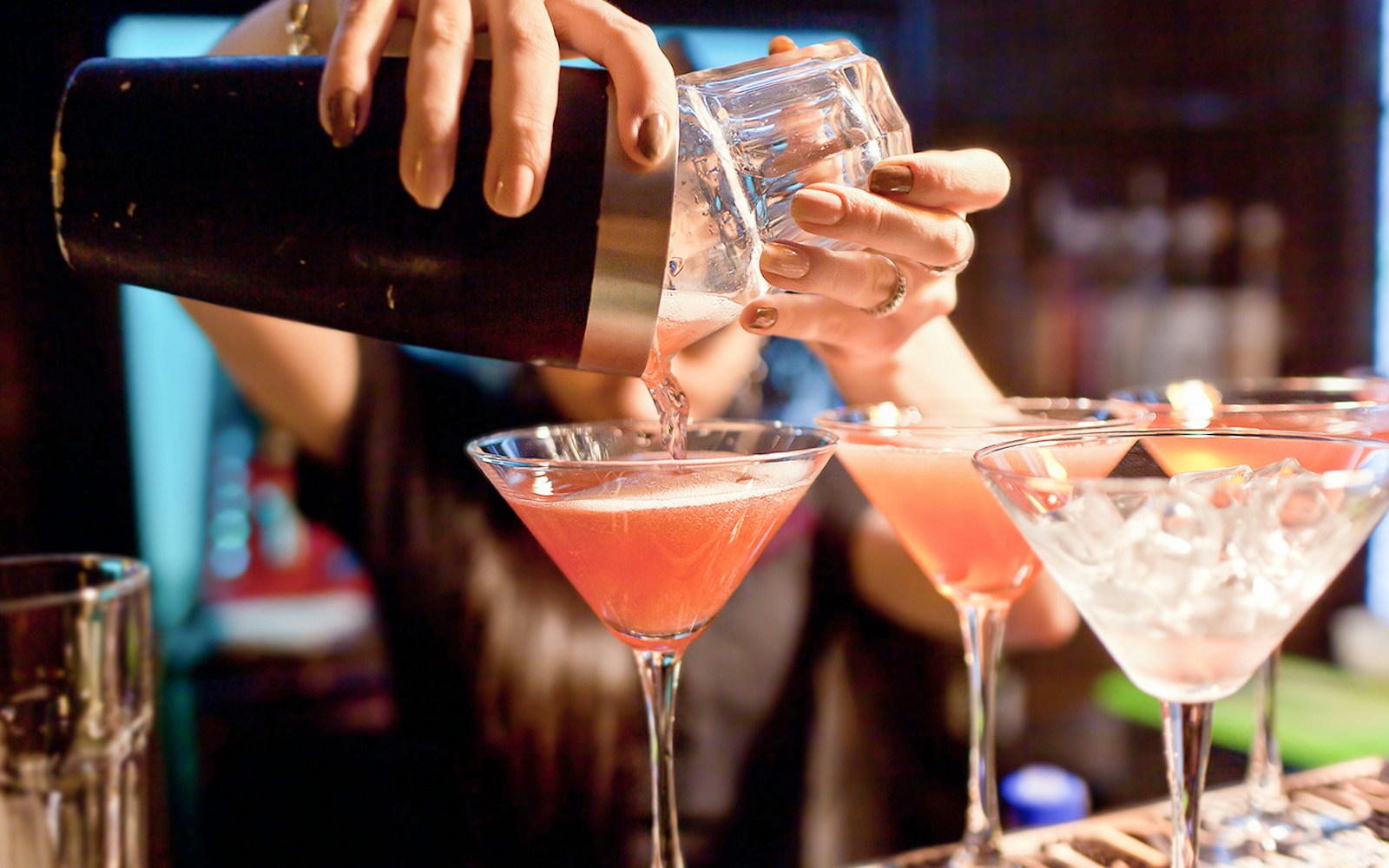 Drinks on a table during Evening Panorama Cruise in Frankfurt with city skyline in the background.