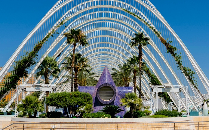 Hemisfèric architecture with palm trees and pool in City of Arts and Sciences, Valencia.