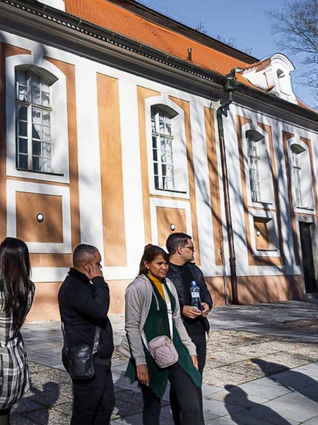 Tourists outside a historic building in Cesky Krumlov during a guided tour.