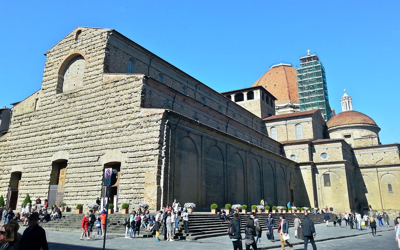 San Lorenzo Basilica in Florence with tourists outside, part of the 1.5-hour walking tour.