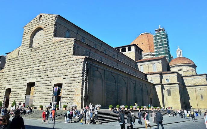San Lorenzo Basilica in Florence with tourists outside, part of the 1.5-hour walking tour.