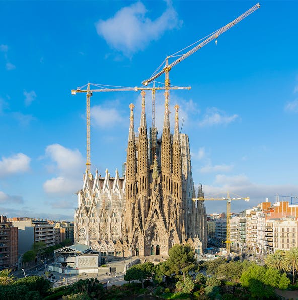 Learn about the stunning architecture of Sagrada Familia before you visit!