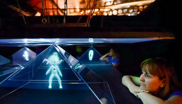 Valencia Science Museum exterior with visitors, part of Oceanogràfic and Hemisfèric combo tickets.