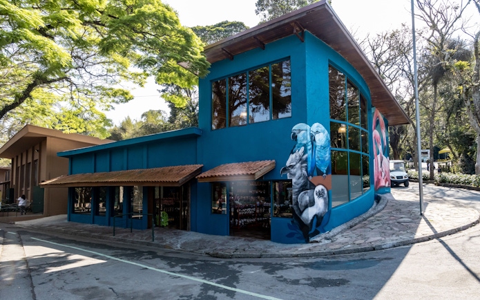 Bird murals on a blue building at the São Paulo Zoo bird's nest area.