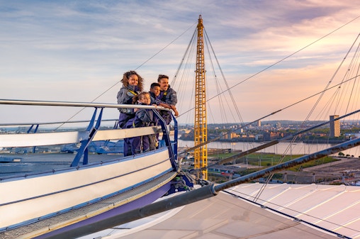 Upp på O2-arenan Solnedgång eller skymningsklättring