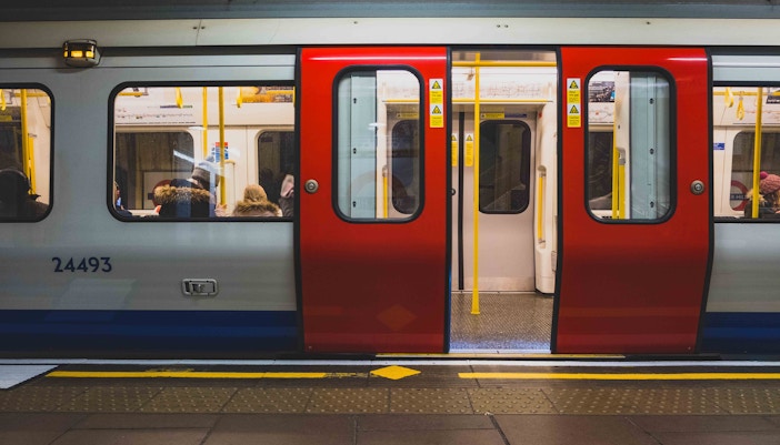 Getting to SEA Life London Aquarium by tube