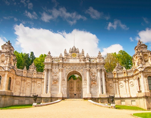 Construction of Dolmabahce Palace