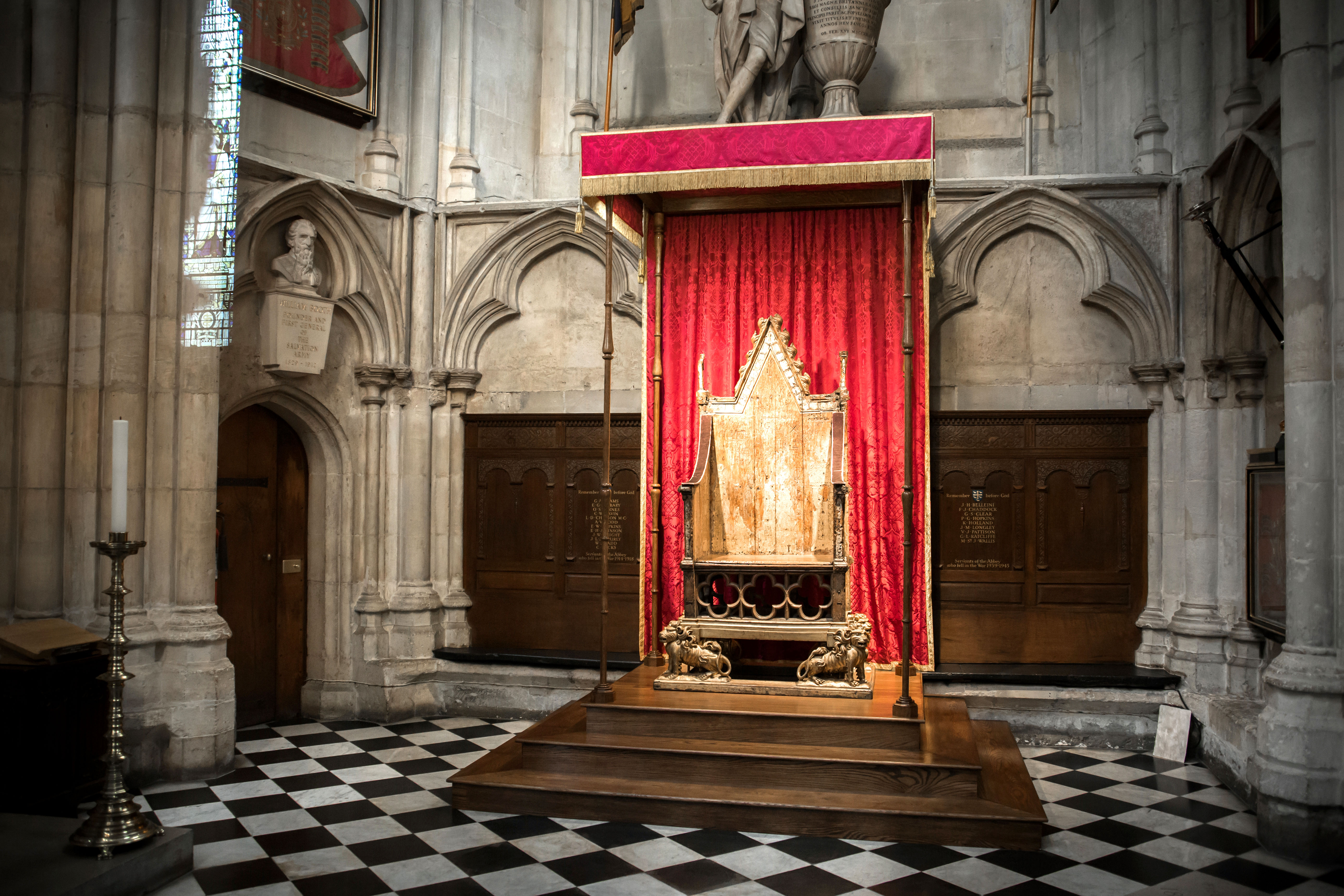 British Coronation Chair from the 1300s displayed in a historic exhibition setting.