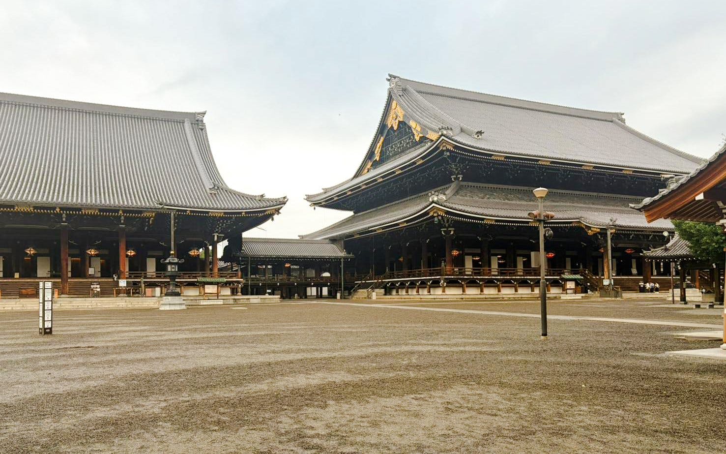 visita guiada a pie en grupo pequeño para ver el ritual budista matutino en un templo de kioto-3