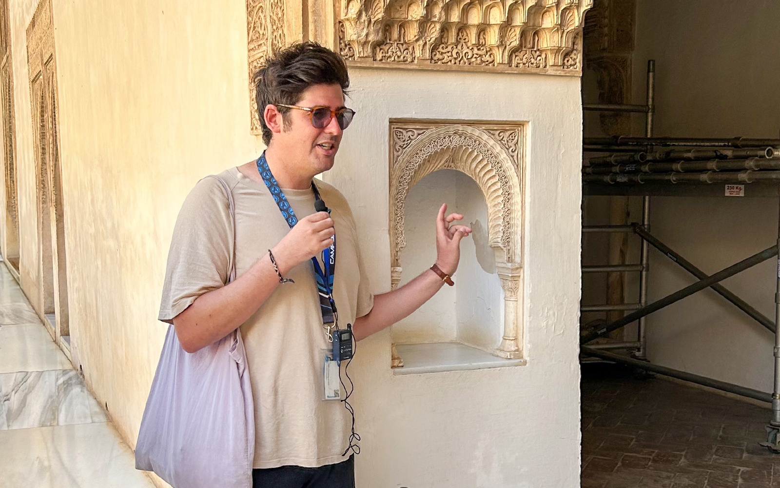Tour guide talking to a group of tourists