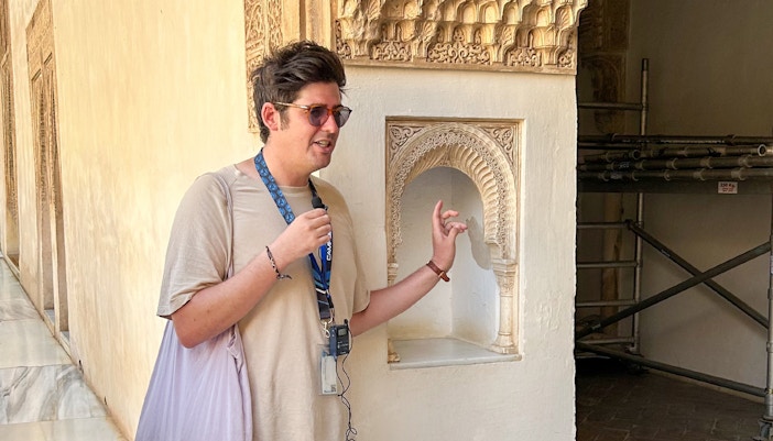 Tour guide talking to a group of tourists