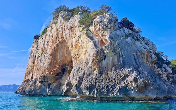 desde cala gonone: excursión guiada en lancha a las playas del golfo de orosei con esnórquel y aperitivo-2