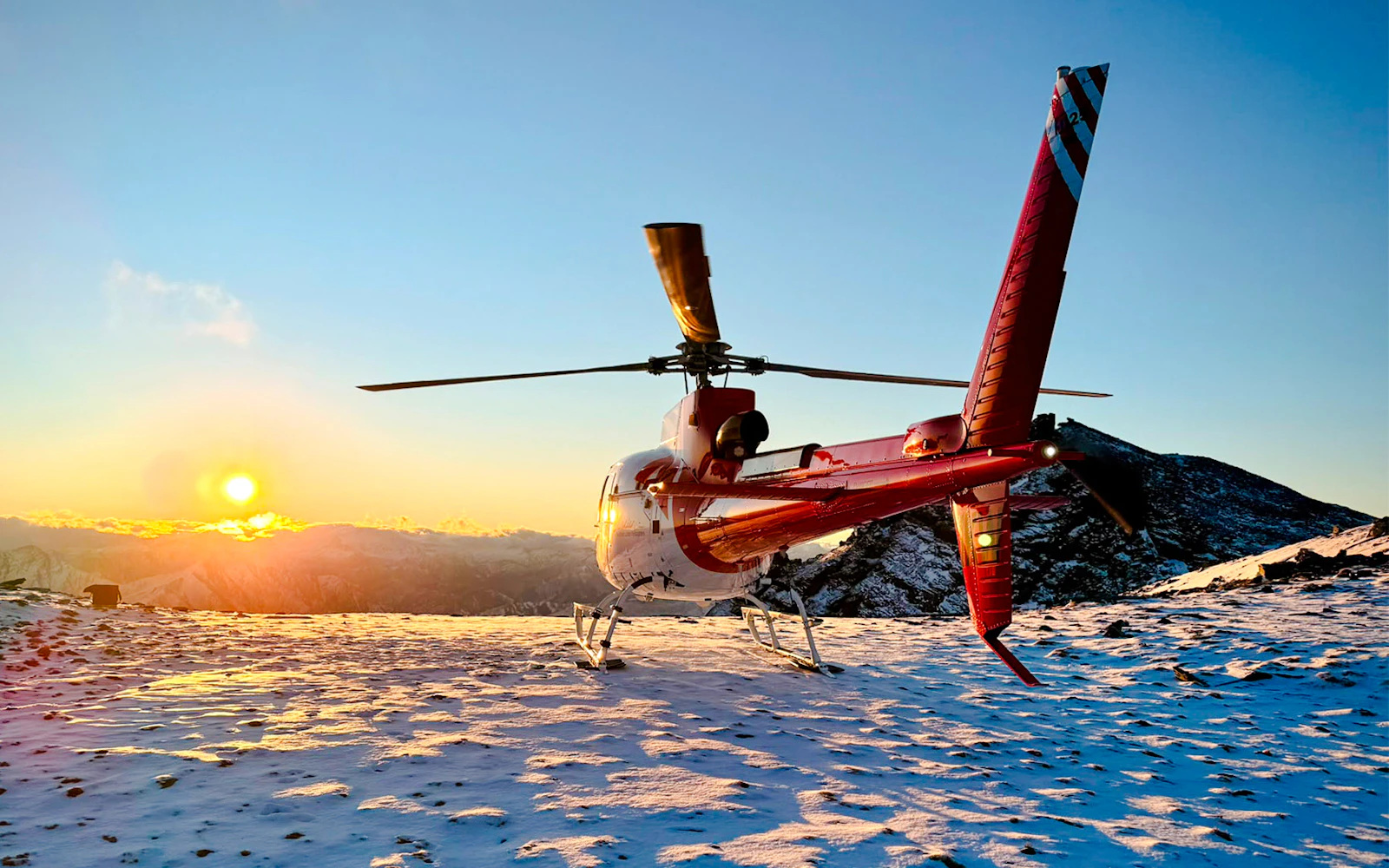 Queenstown 25-Minute Sunset Helicopter Flight with Alpine Landing on The Remarkables and Complimentary Drink