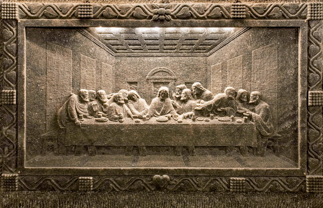 Flachrelief „Das letzte Abendmahl“ in der Kingakapelle