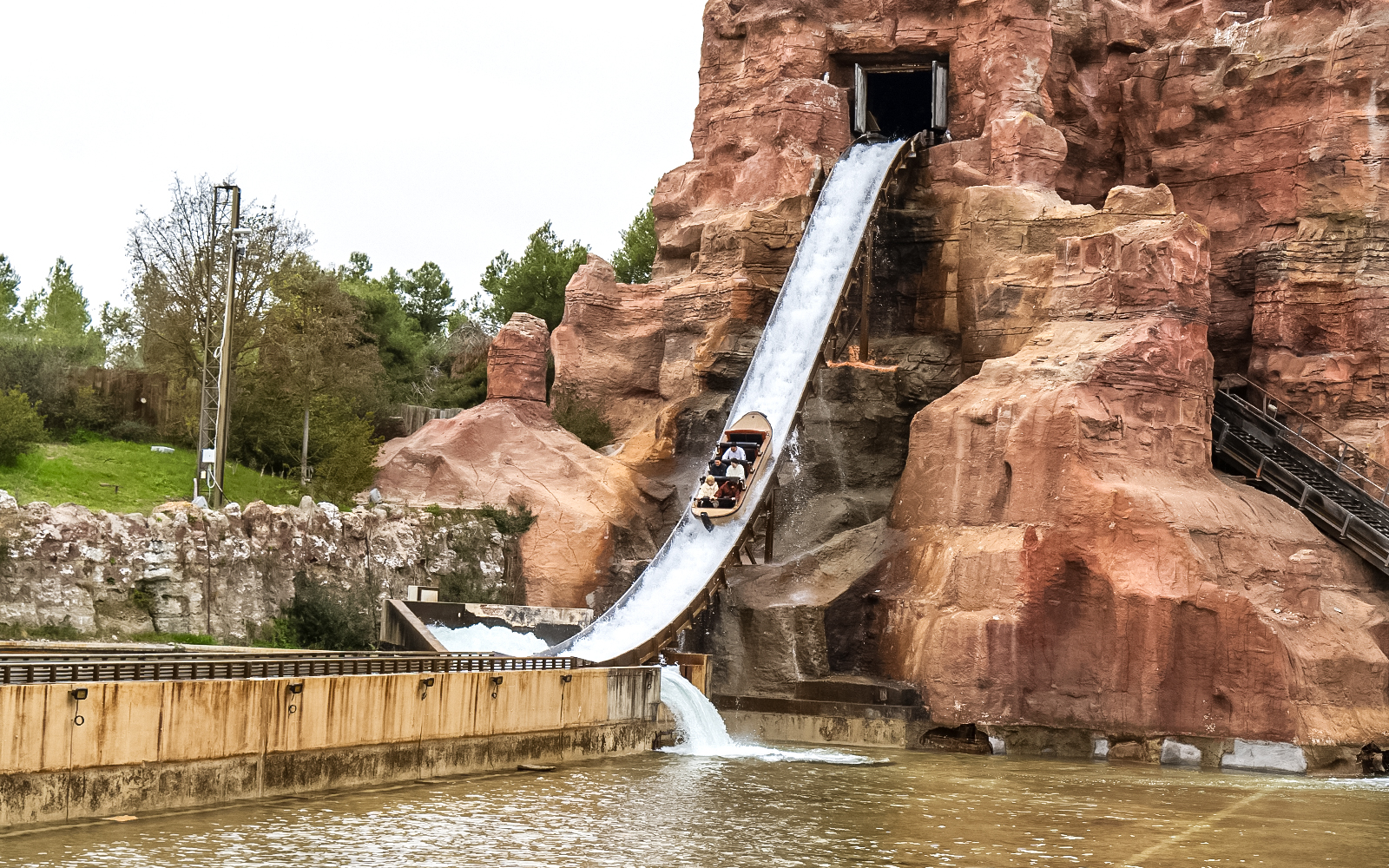 Parque Warner Madrid log flume ride descending steep drop into water.
