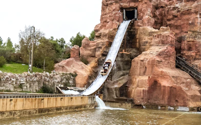 Parque Warner Madrid log flume ride descending steep drop into water.