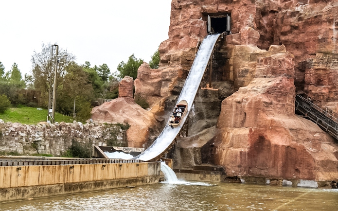 Parque Warner Madrid log flume ride descending steep drop into water.