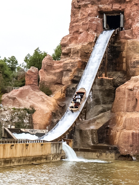 Parque Warner Madrid log flume ride descending steep drop into water.