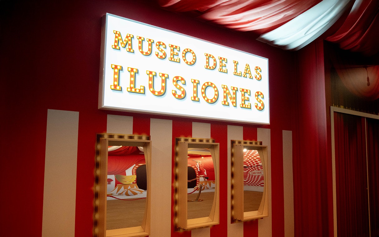 Sign and mirrors at Museum of Illusions in Madrid.